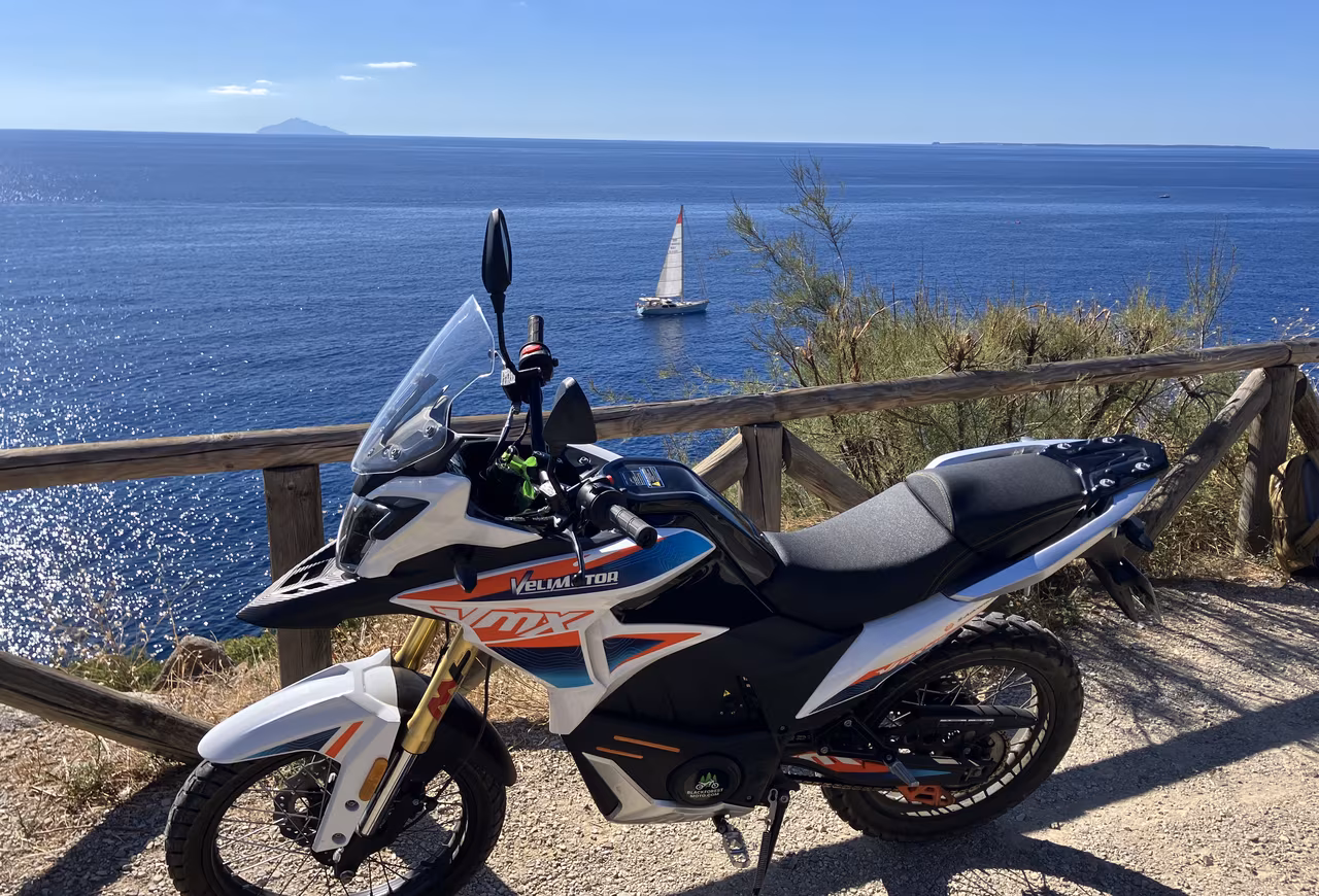 Velimotor VMX10S E-Motorrad in Weiß-Blau am Meer